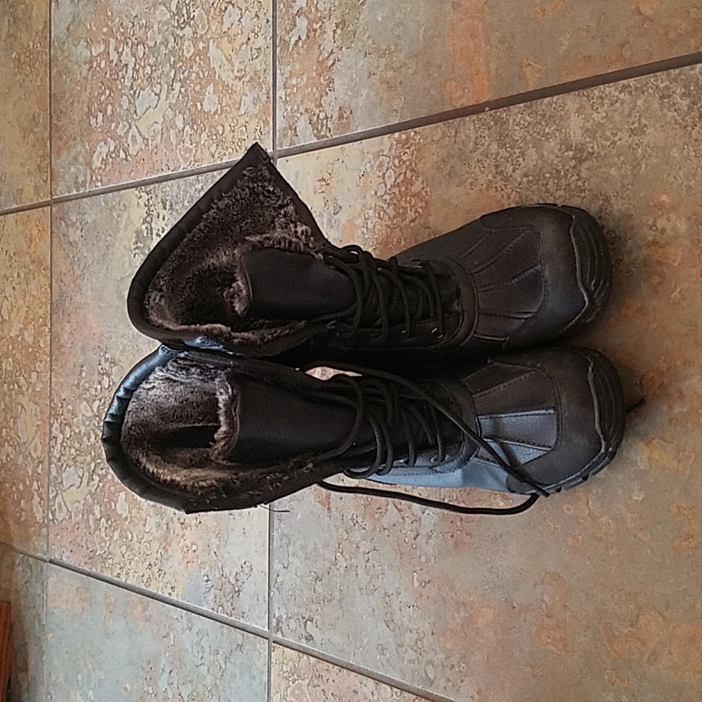 Rugged Outback size 8 boots